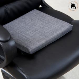 poduszka antybąkowa szara na fotelu skórzanym